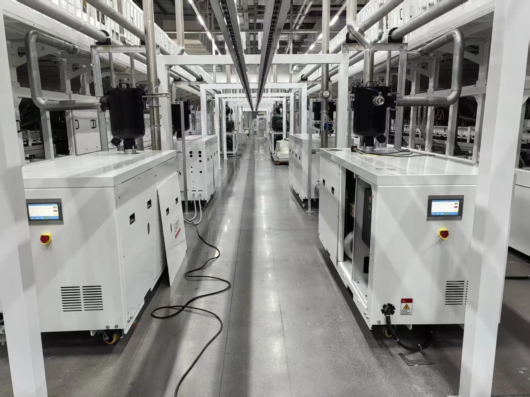 Customer-site vacuum system and process piping for a wet carryover vacuum application