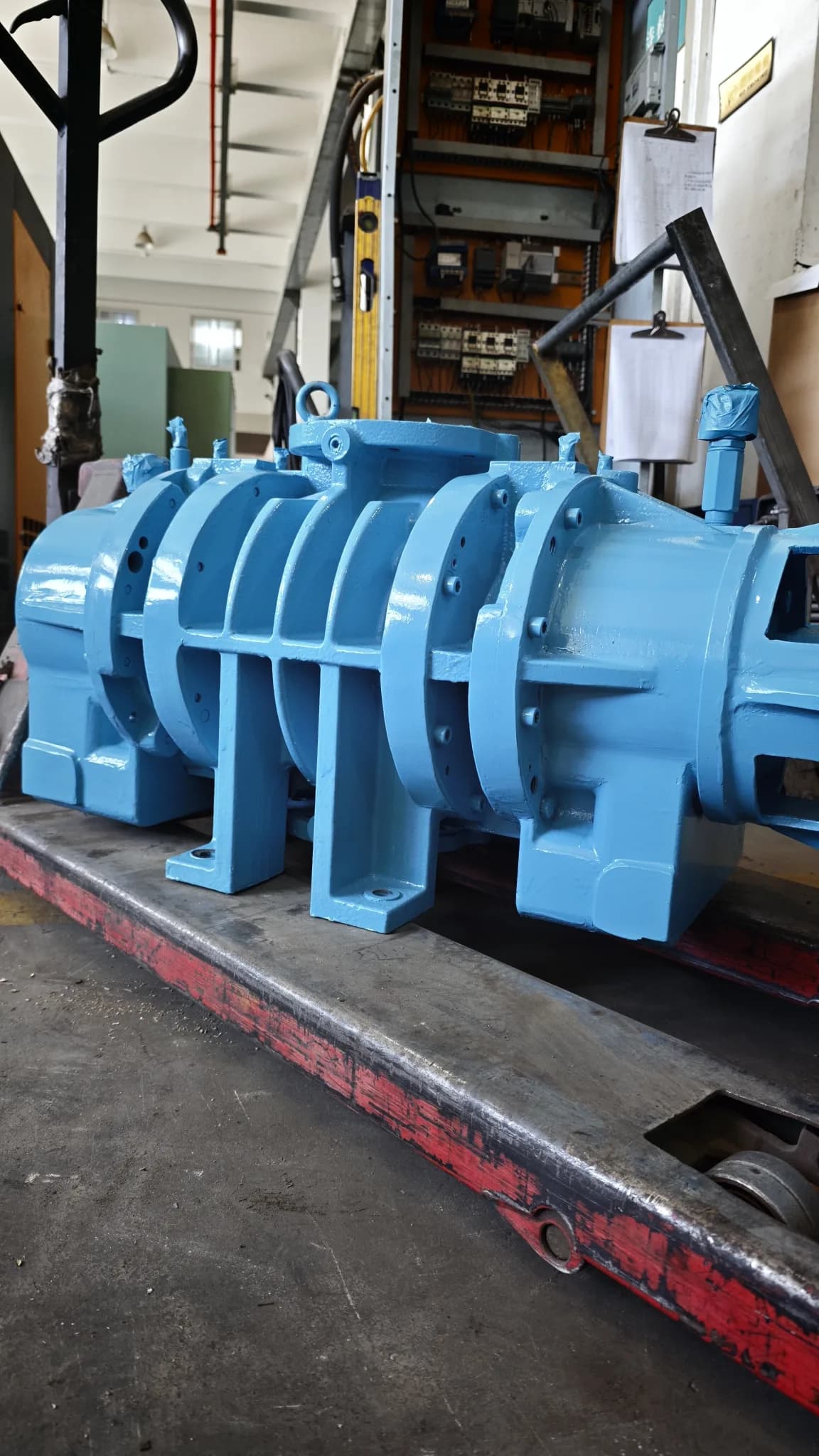 Water-injected screw vacuum pump head photographed in the SC workshop
