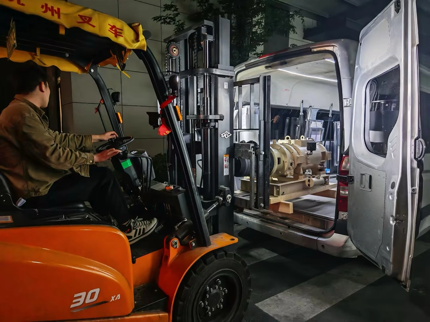On-site Unloading at Customer Location – Dry Screw Vacuum Pump Diagram On-site Unloading at Customer Location